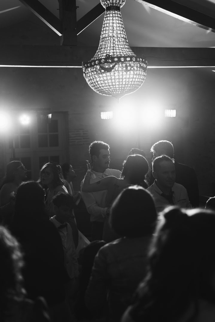 Couple amoureux dansant sur le dancefloor lors de la soirée de mariage au château de Fondat, St-Justin, Landes