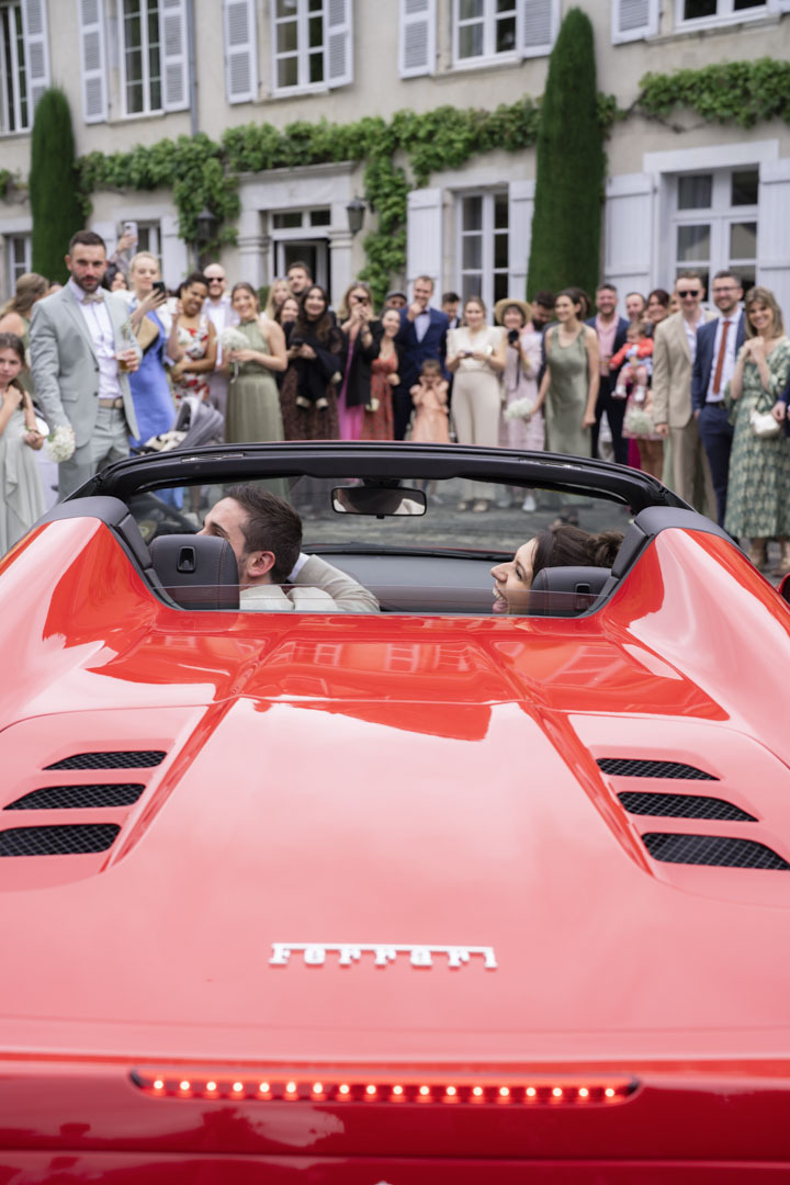 Mariés arrivant en Ferrari après la cérémonie civile eu domaine de Monda, Ayzac-Ost, Hautes Pyrénées